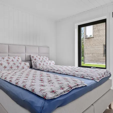 Дом отдыха 4 Bedroom Stunning In *